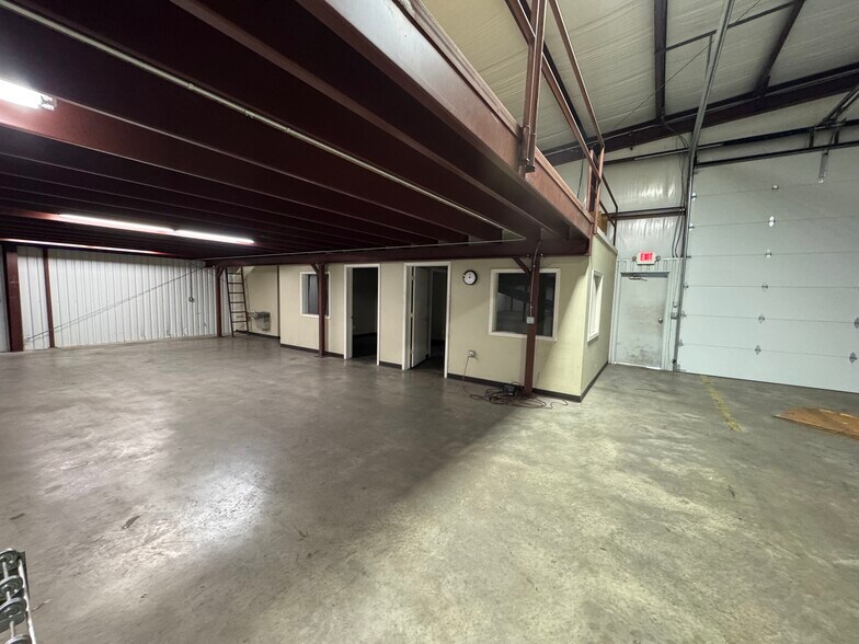 More Photos Of 130 E 9th St, Ada Warehouse For Lease