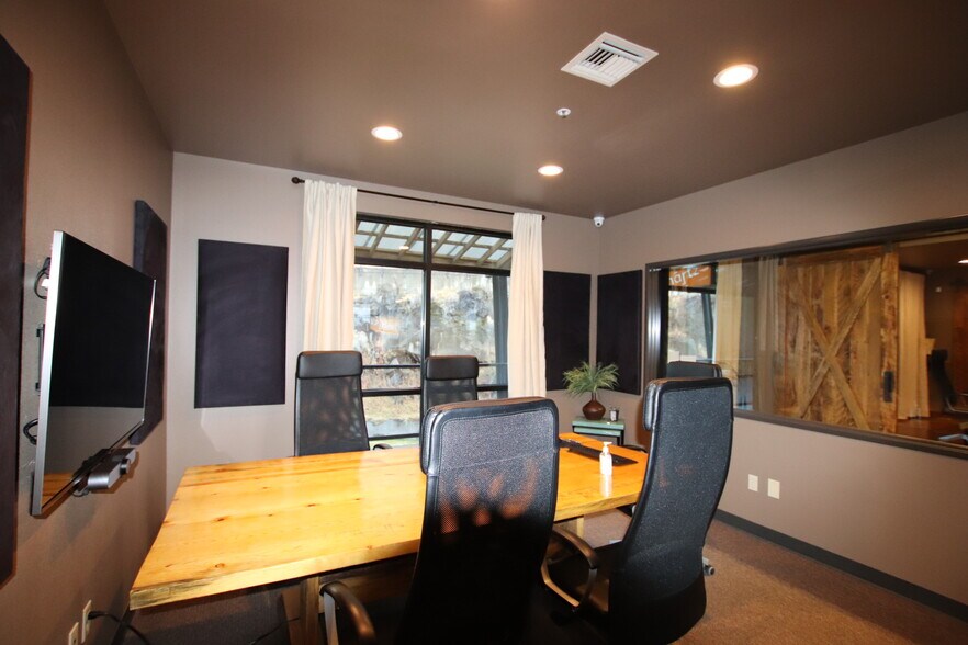 More Photos Of 450 SW Powerhouse Dr, Bend Storefront For Lease