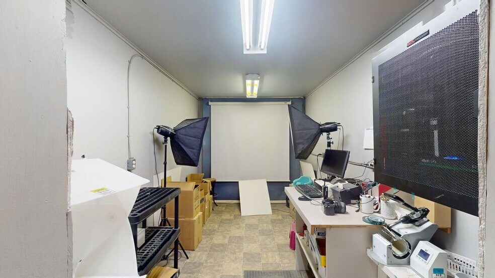 More Photos Of 800 Baker St, Cranbrook Storefront Retail Office For Sale