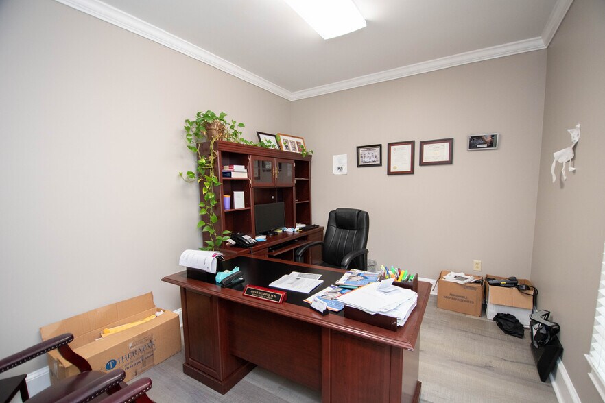 More Photos Of 385 Hawthorne Ln, Athens Medical For Lease