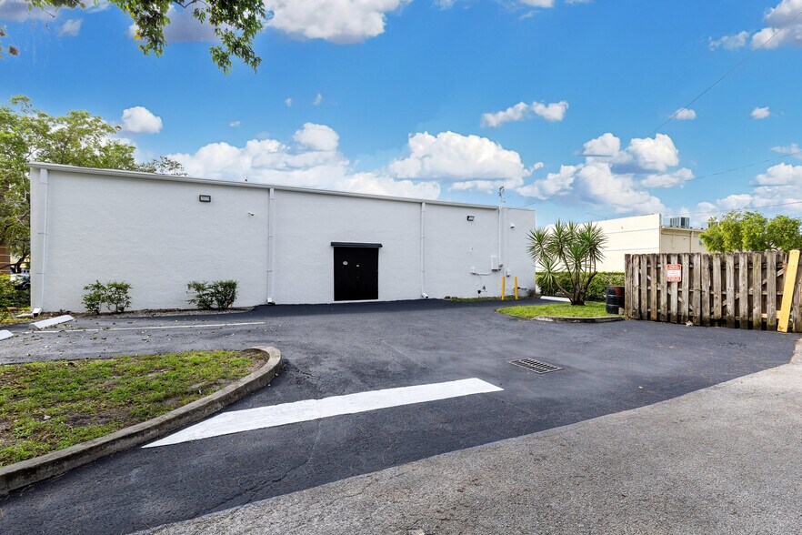 More Photos Of 2698 N University Dr, Fort Lauderdale Freestanding For Lease