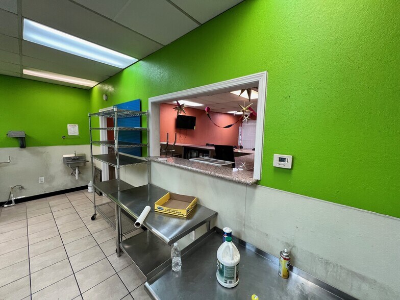 More Photos Of 8514 C E King Pky, Houston Unknown For Lease