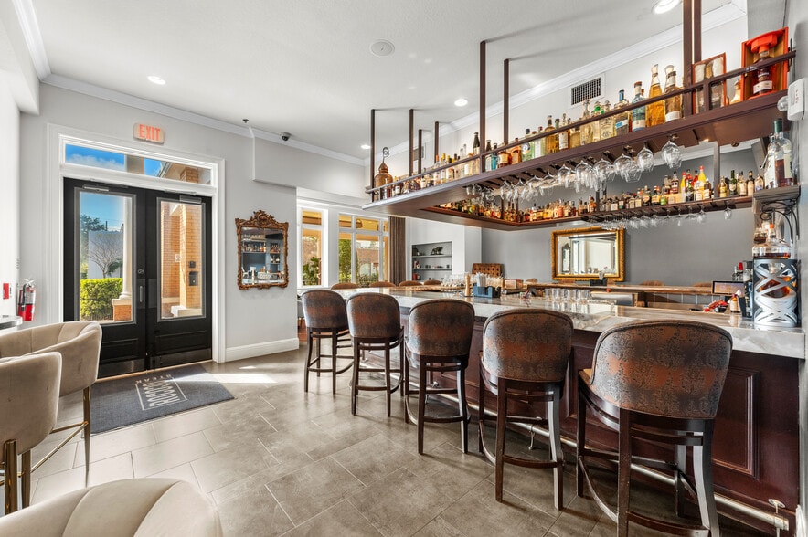 More Photos Of 655 2nd Ave S, Saint Petersburg Restaurant For Sale