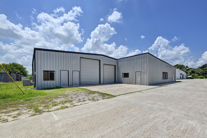 Primary Photo Of 11737 N Highway 75, Willis Warehouse For Lease