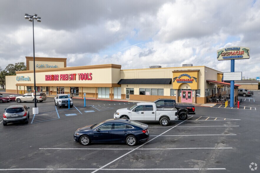 More Photos Of 1000-1094 Federal Rd, Houston Unknown For Lease