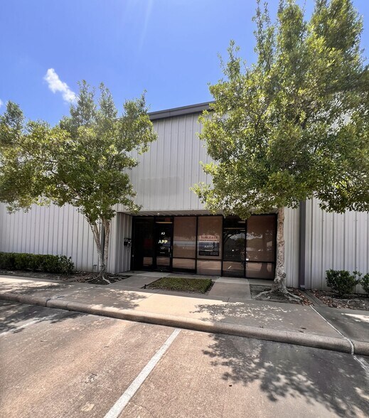 More Photos Of 5611 Guhn Rd, Houston Warehouse For Lease
