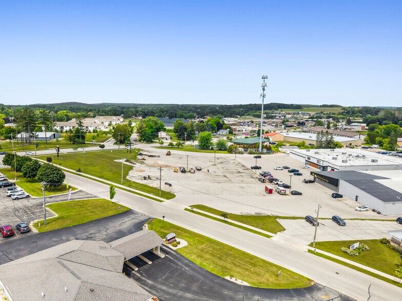 More Photos Of 1019 Egg Harbor Rd, Sturgeon Bay General Retail For Lease