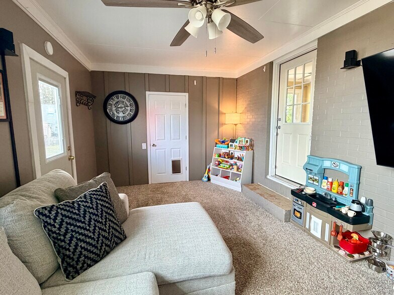 More Photos Of 1400 Pearman Dairy Rd, Anderson Office For Sale