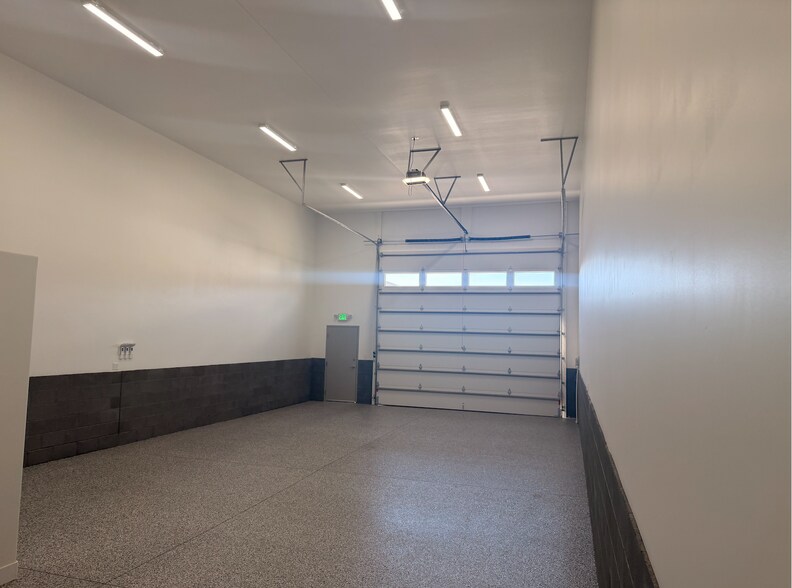 More Photos Of 448 Commerce St, Hurricane Industrial For Lease