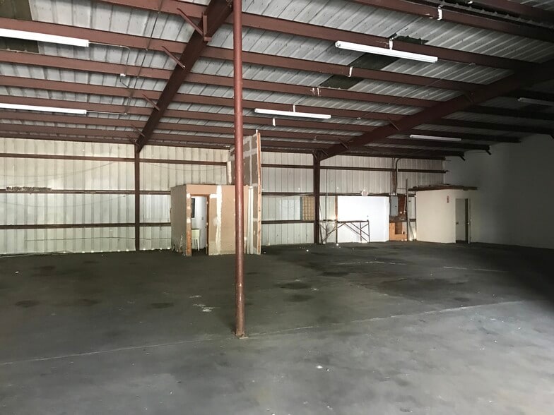 More Photos Of 8945 N. Fk. Drive, North Fort Myers Distribution For Lease