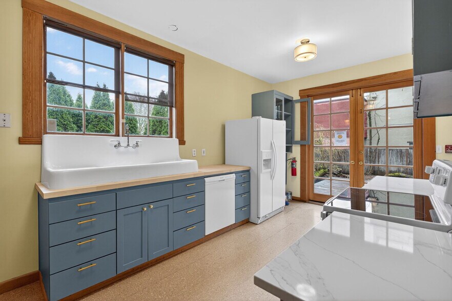 More Photos Of 317 NE Sacramento St, Portland Office For Sale
