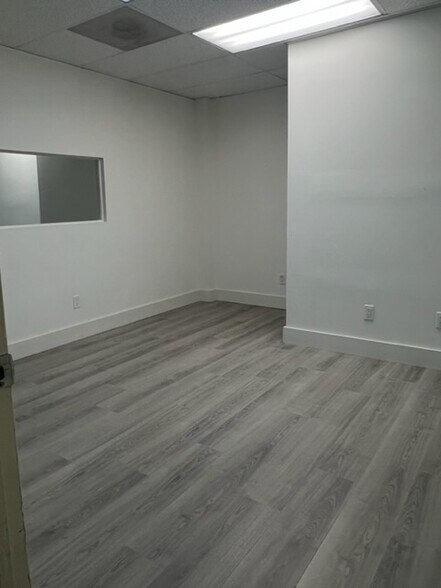 More Photos Of 10484-10500 NW 50th St, Sunrise Light Manufacturing For Lease