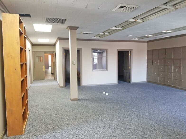 More Photos Of 49 Public Sq, Shelbyville Office For Sale