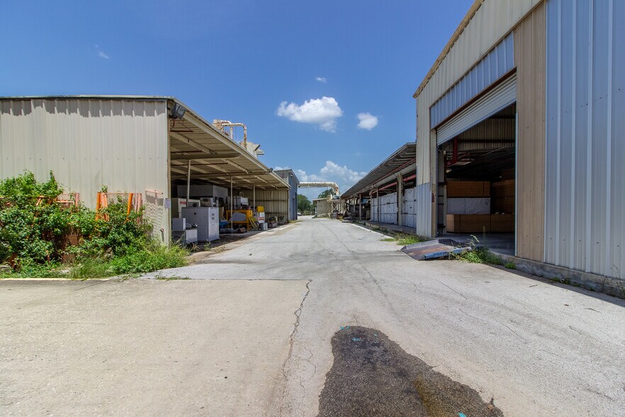 More Photos Of 310 Cypress Rd, Ocala Manufacturing For Lease