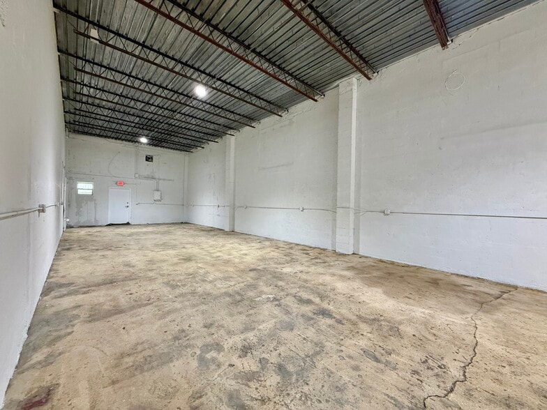 More Photos Of 820-826 NW 10th Ter, Fort Lauderdale Service For Lease