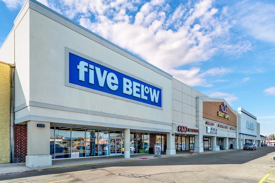 More Photos Of 28774-28890 Gratiot Ave, Roseville Unknown For Lease