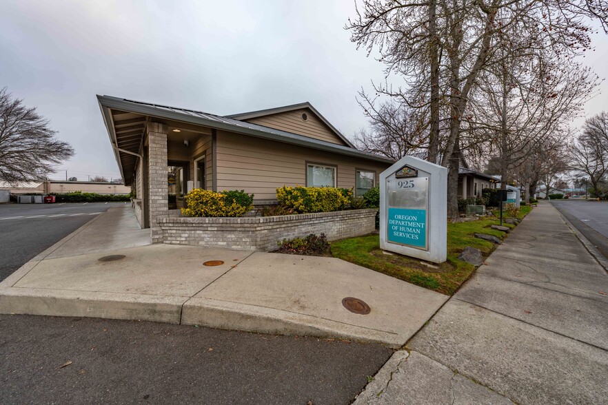 More Photos Of 925 Town Centre Dr, Medford Medical For Lease