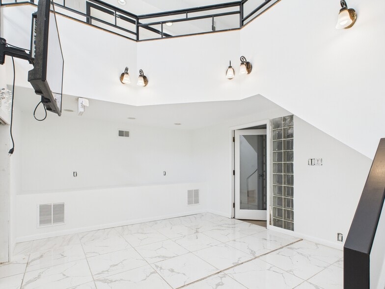More Photos Of 611 S Orianna St, Philadelphia Storefront Retail Residential For Lease