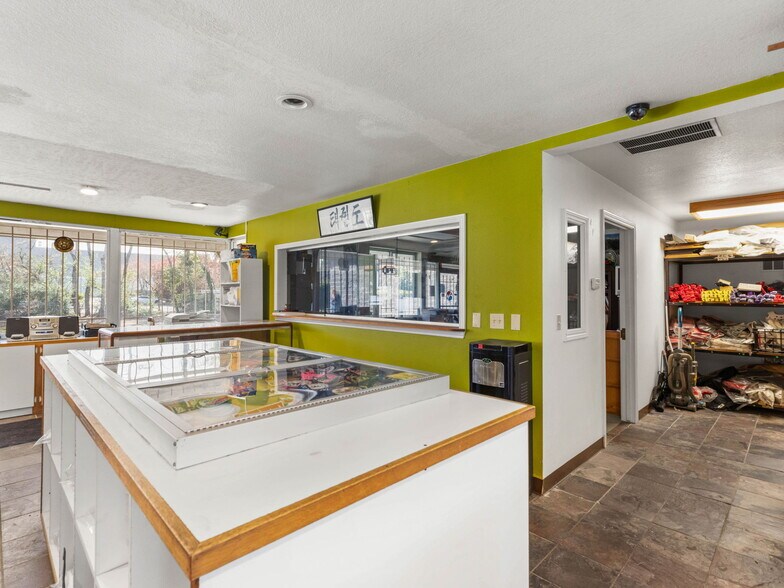 More Photos Of 11702 NE Halsey St, Portland Freestanding For Sale