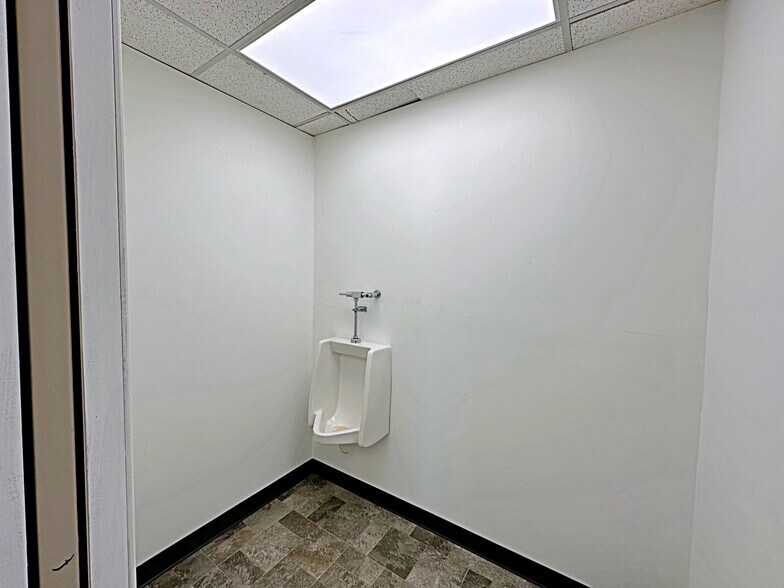More Photos Of 8127 Fraser Av, Fort McMurray Service For Lease
