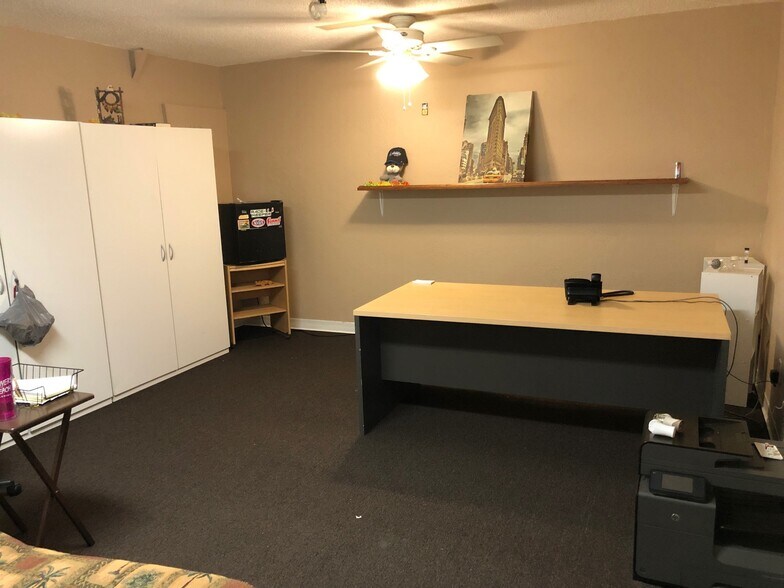 More Photos Of 12155 Metro Pky, Fort Myers Showroom For Lease