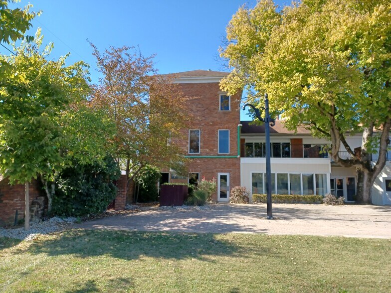 More Photos Of 215 Judiciary St, Aurora Restaurant For Sale