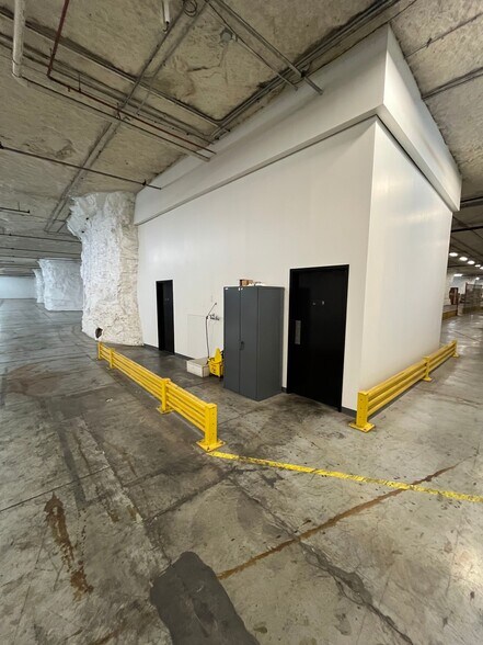 More Photos Of 8601 NE Underground Dr, Kansas City Warehouse For Lease