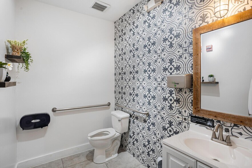 More Photos Of 5840 SW 71st St, South Miami Restaurant For Sale