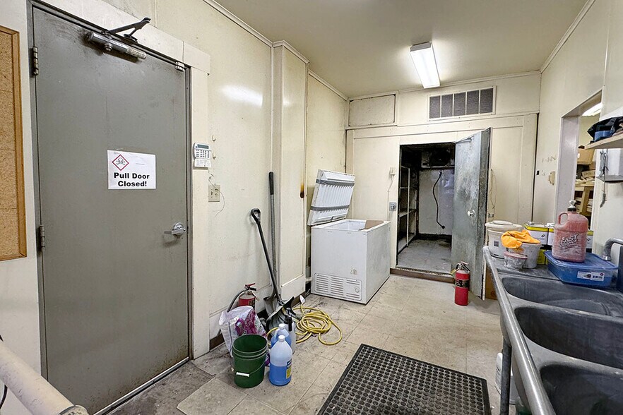 More Photos Of 1801 Wood St, Elkhart Storefront For Sale