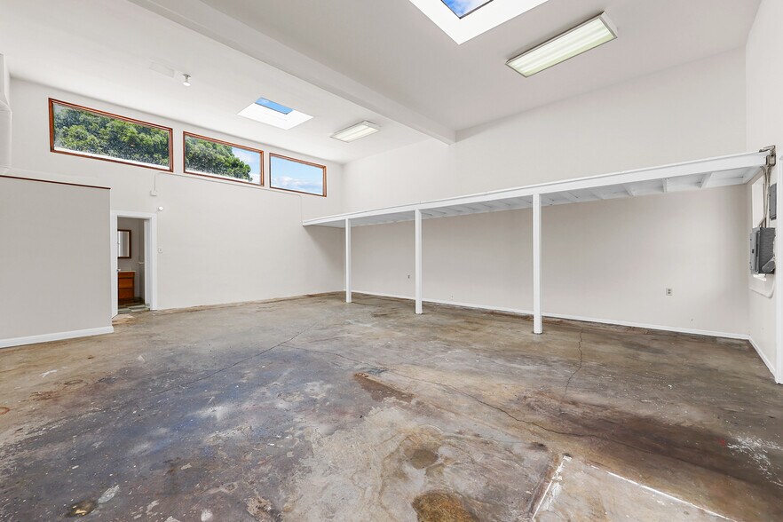 More Photos Of 5812 Venice Blvd, Los Angeles Showroom For Sale