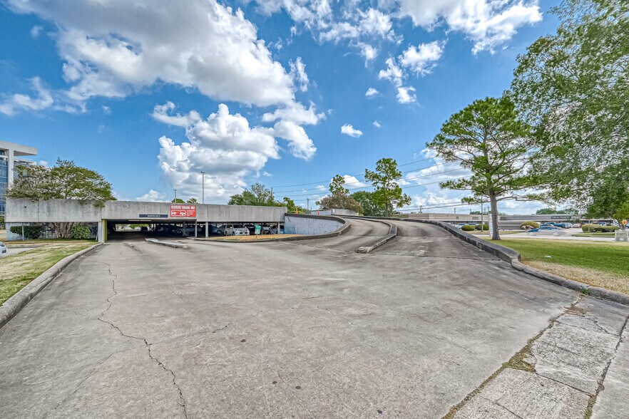 More Photos Of 6100 Corporate Dr, Houston Office For Sale