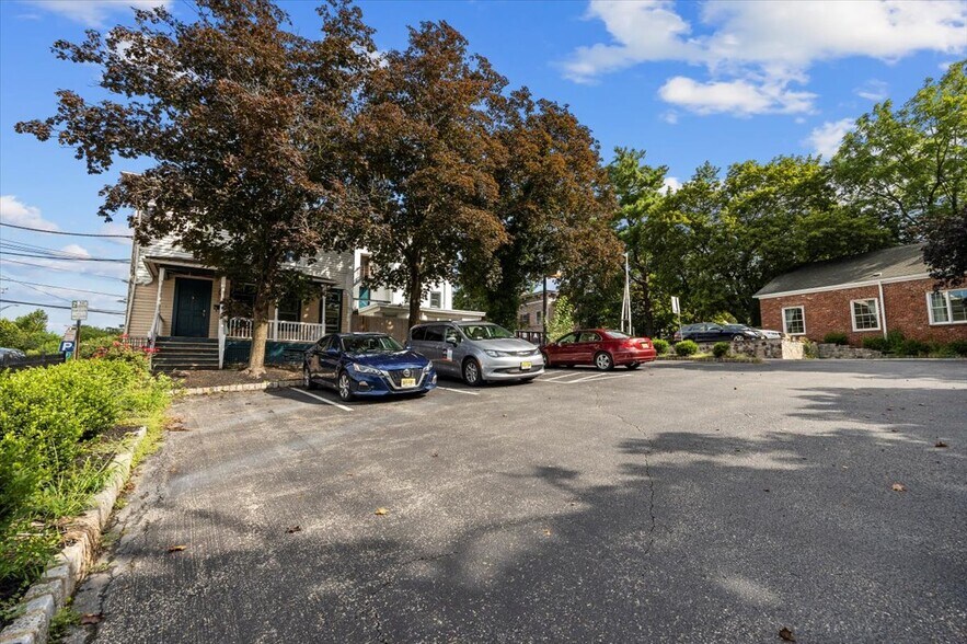 More Photos Of 5 Leigh St, Clinton Township Office For Lease