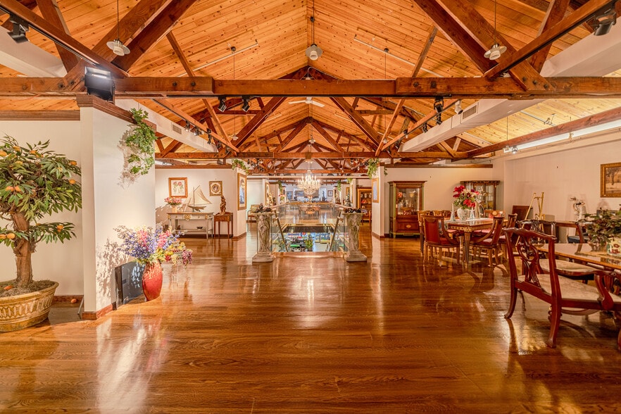 More Photos Of 560 Main St, Fort Lee Freestanding For Sale