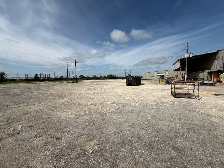 More Photos Of 100 E Industrial Blvd, Beeville Manufacturing For Lease