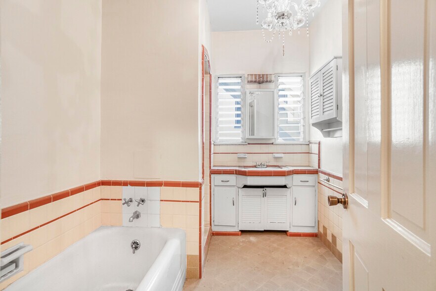 More Photos Of 728 S Genesee Ave, Los Angeles Apartments For Sale
