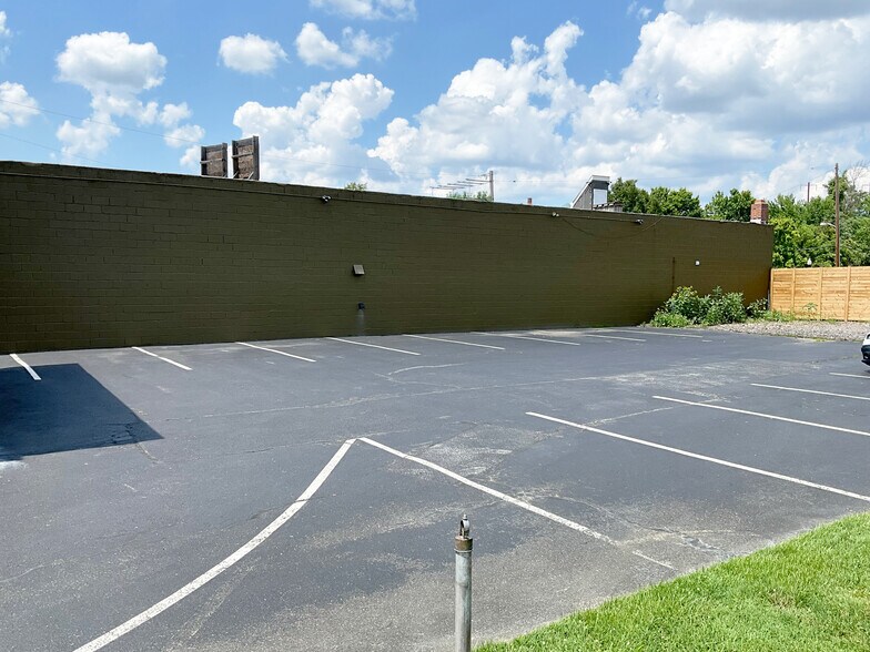 More Photos Of 5515 Selma Ave, Arbutus Office Residential For Sale