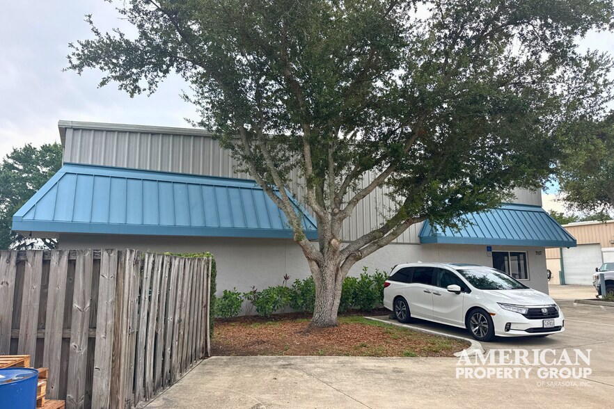 More Photos Of 7117 24th Ct E, Sarasota Warehouse For Lease