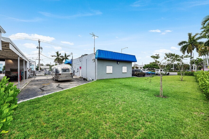 More Photos Of 1941 NE 34th Ct, Lighthouse Point Freestanding For Sale