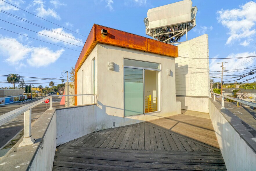 More Photos Of 328 Lincoln Blvd, Venice Storefront Retail Residential For Sale