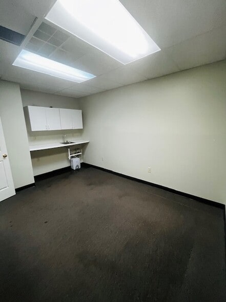 More Photos Of 114 Perimeter Rd, Nashua Light Distribution For Lease