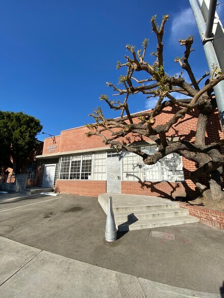 More Photos Of 8557 Higuera St, Culver City Light Distribution For Lease