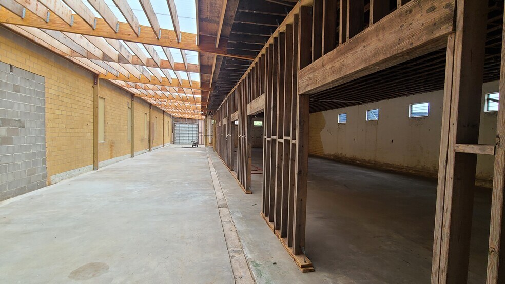 More Photos Of 201 6th St. N, Texas City Light Manufacturing For Sale