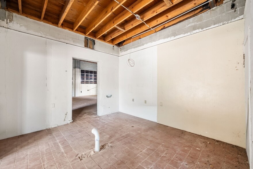 More Photos Of 519 NW 10th Ave, Gainesville General Retail For Sale