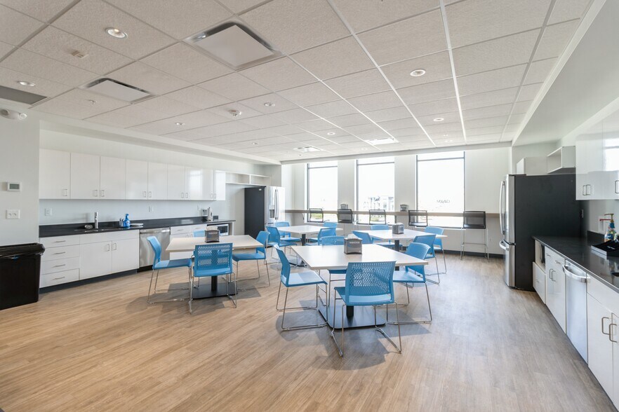 More Photos Of 1465 SW Park Square Dr, Ankeny Office For Lease