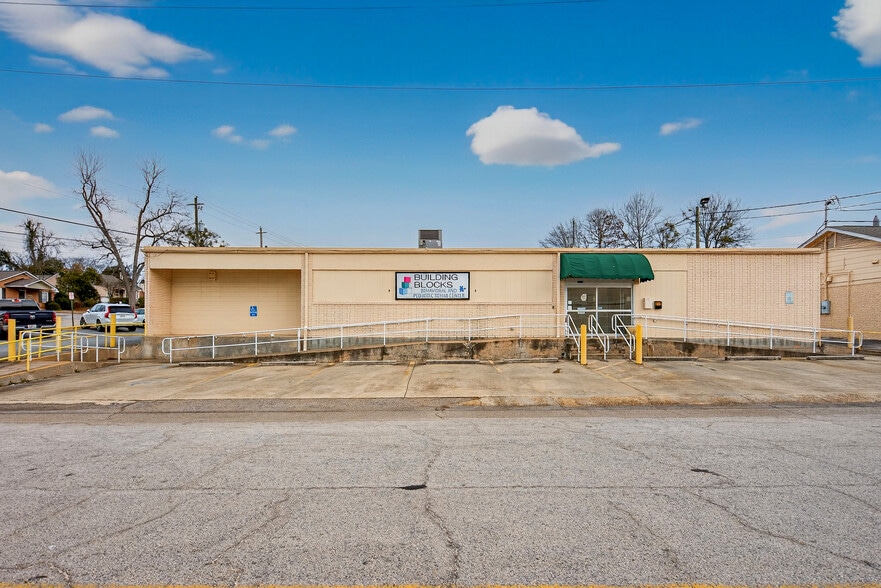 Primary Photo Of 316 N Lewis St, Lagrange Medical For Lease