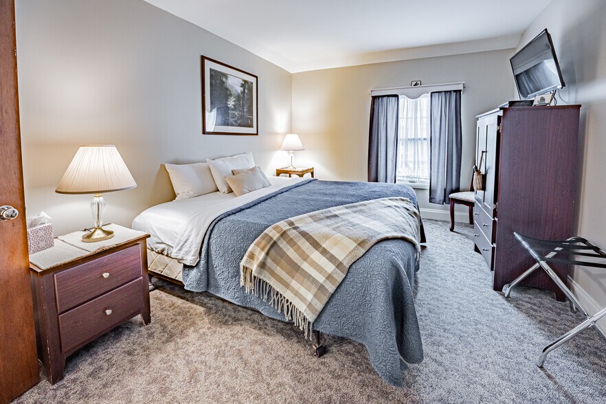 More Photos Of 310 Lake St, Wilson Hotel For Sale