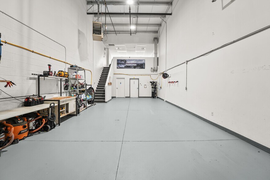 More Photos Of 353-359 Saunders Rd, Barrie Light Distribution For Sale