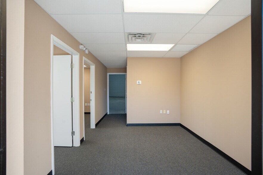 More Photos Of 8141 Blaikie Ct, Sarasota Warehouse For Lease