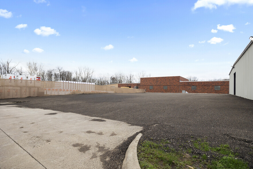 More Photos Of 9941 York Theta Dr, North Royalton Service For Lease