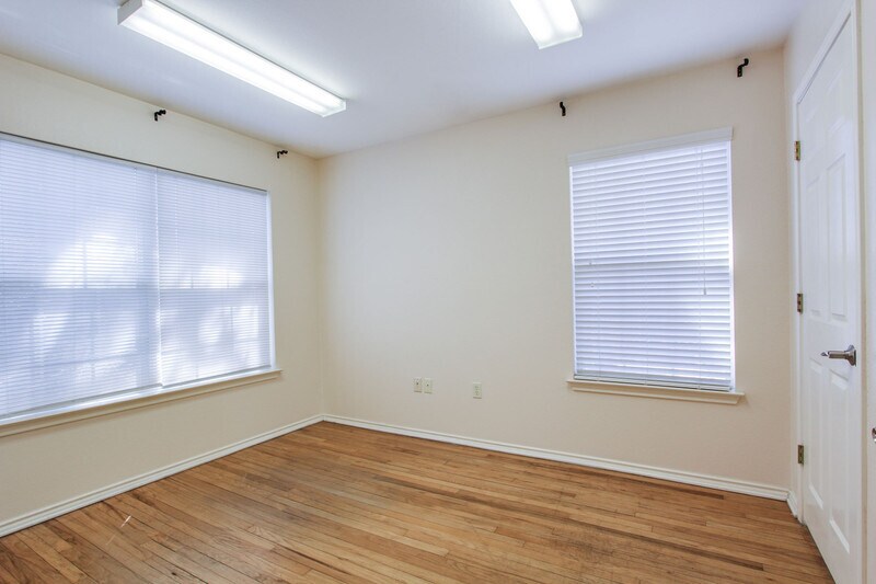 More Photos Of 1712 N Interstate 35, San Marcos Office For Sale